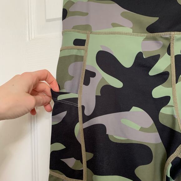 Zyia green camo print cropped leggings size 2 - Picture 5 of 8